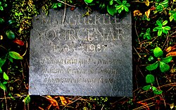 Lápida de Marguerite Yourcenar en Mount Desert Island