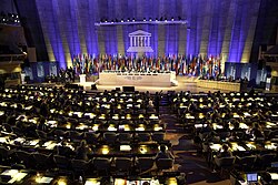 Reunión de representantes institucionales en París durante una asamblea internacional.