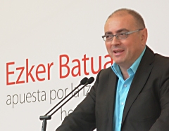 Javier Madrazo interviniendo en un mitin político en San Sebastián en mayo de 2007.