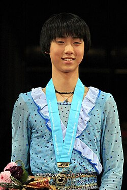 Yuzuru Hanyu en el pódium del Grand Prix Júnior de 2009