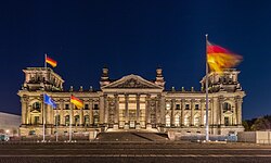 Vista nocturna del Reichstag iluminado