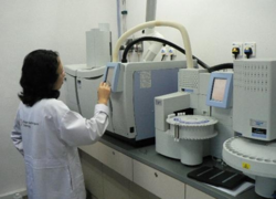 Técnico realizando una prueba de control de calidad