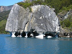 Mármol plegado y meteorizado en el lago General Carrera, Chile