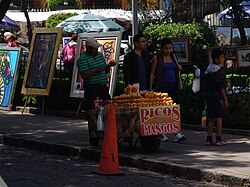 Vendedor ambulante de mangos con chile y chamoy en Ciudad de México