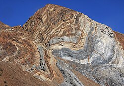 Rocas severamente deformadas cerca de Convict Lake