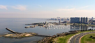 Costa de Montevideo y la Rambla a la altura del Puerto del Buceo