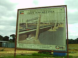 Cartel informativo sobre la construcción de infraestructuras viales
