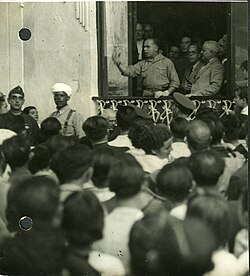 José Enrique Varela arengando a tropas y civiles en Sevilla en septiembre de 1936