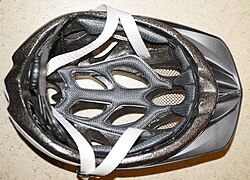 Detalle de un casco de ciclismo