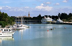 Muelle de las Delicias en el Puerto de Sevilla.