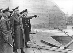 Rommel y oficiales inspeccionando las defensas costeras