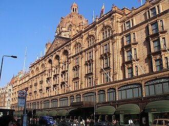 Fachada detallada e iluminación nocturna de Harrods