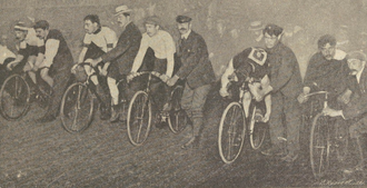 Participantes en la línea de salida del Bol d'Or en el velódromo Buffalo en julio de 1904