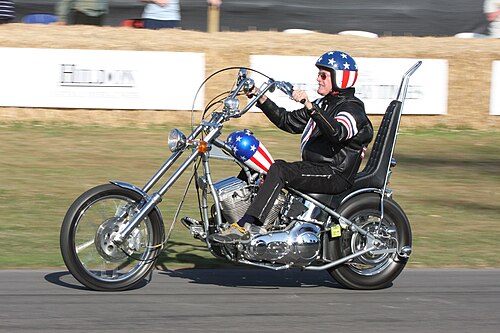 Peter Fonda montando una réplica de la motocicleta Captain America