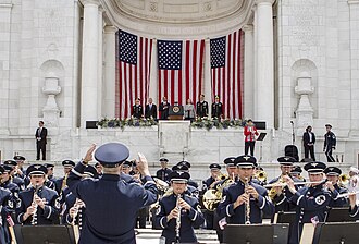 Lápidas del Cementerio Nacional de Arlington adornadas con banderas estadounidenses durante el fin de semana del Día de los Caídos.