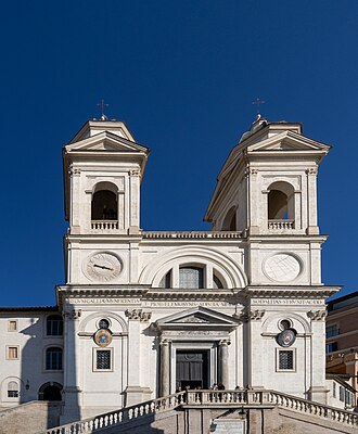 Vista general exterior de la iglesia de Trinità dei Monti en Roma