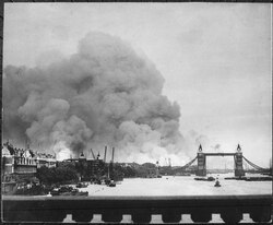 El Puente de la Torre durante un ataque aéreo en 1940