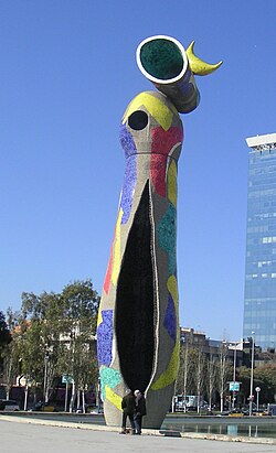 Vista general de la escultura Mujer y pájaro situada junto a un lago artificial