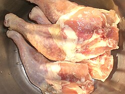 La carne de pollo en un plato preparado
