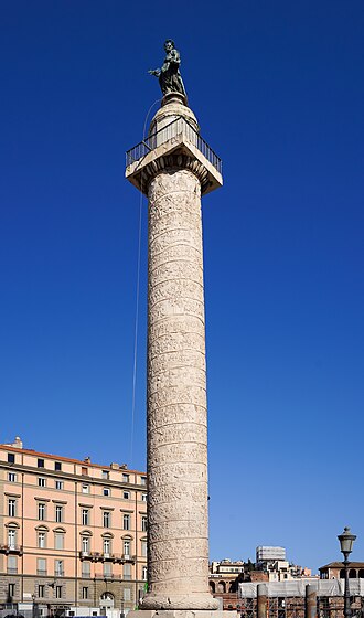 Fotografía general que muestra la Columna de Trajano erigida en Roma