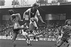 Wim Kieft jugando con el Ajax ante el Groningen en el año 1980