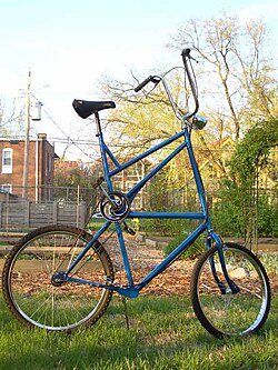 Fotografía de una bicicleta alta moderna en la que destaca la gran altura del sillín respecto al suelo.