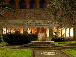 Detalle del claustro con arquerías y jardines centrales