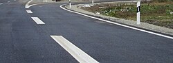 Conjunto de diferentes marcas viales en la vía pública