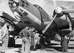 Técnicos alemanes junto a un bombardero Heinkel He 111
