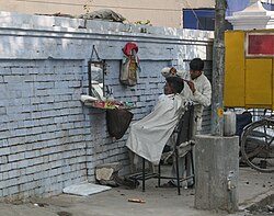 Peluquero callejero trabajando en Amritsar, India