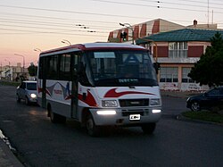 Colectivo urbano operando en las calles de Río Gallegos
