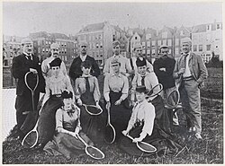 Herman Gorter y otros en un club de tenis en 1891