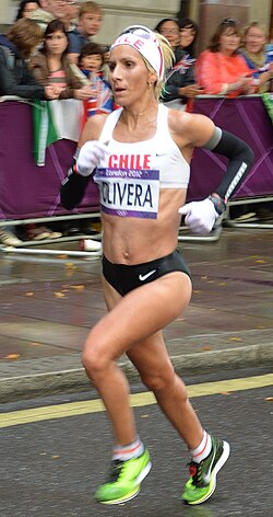La maratonista Érika Olivera junto a otros deportistas históricos de la delegación.