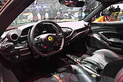 Habitáculo interior del Ferrari F8 Tributo con volante multifunción y tablero digital
