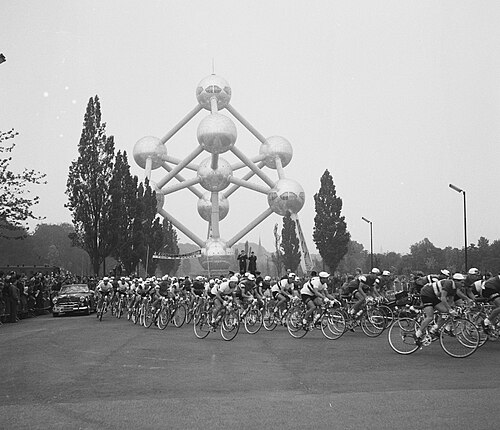 Ciclistas en el Tour de Francia junto al monumento en 1960.