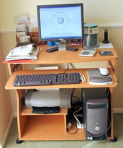 Computadora personal de escritorio con Wikipedia e impresora conectada