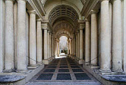 Trampantojo en el patio del palacio, obra de Francesco Borromini.