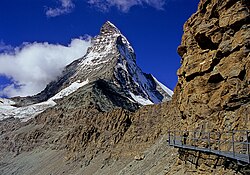 Alpinistas en el camino hacia la cabaña Hörnli
