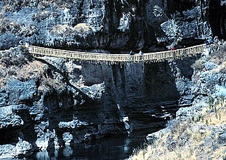 Puente colgante de Q'eswachaca hecho de fibras vegetales.