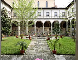 Vista de uno de los claustros del convento de Santo Spirito