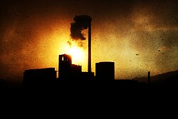 Emisiones atmosféricas procedentes de una planta de producción de cemento.