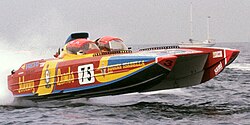 Lancha participante en competiciones de velocidad offshore