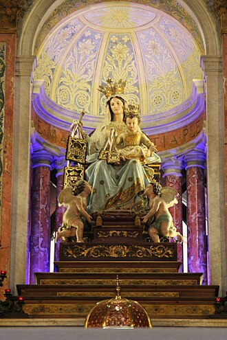 Imagen original de Nuestra Señora del Monte Carmelo en el altar mayor de la basílica del Monasterio de Stella Maris en Haifa, Israel