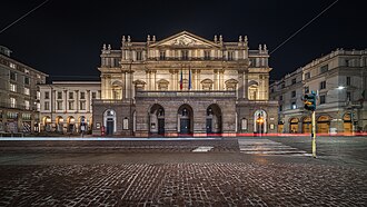 Teatro alla Scala por la noche