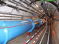 Túnel circular del Gran Colisionador de Hadrones con imanes superconductores e instrumentación técnica.