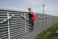 Migrante en la frontera entre México y Estados Unidos