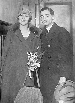 Fotografía histórica de Irving Berlin junto a su segunda esposa Ellin Mackay tomada alrededor de 1920.