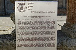 Placa en mirandés al pie de la antigua catedral de Miranda