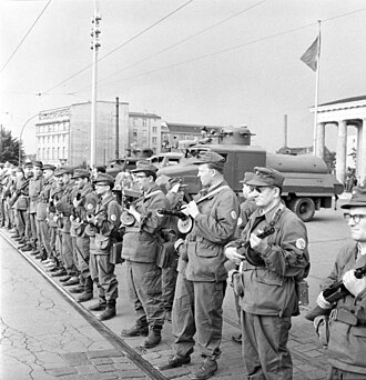 Grupos de combate de la RDA cerrando la frontera