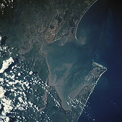 Imagen satelital que muestra la configuración geográfica de la bahía de Maputo y su entorno costero.